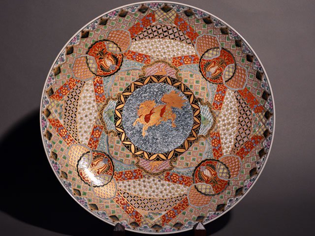 献上手古伊万里焼】飾絵皿（特大）染錦本金獅子繚乱地紋