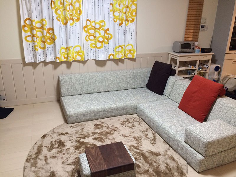 形も色も組み合わせ自由なつみきソファ。 積み木のように好きな色を