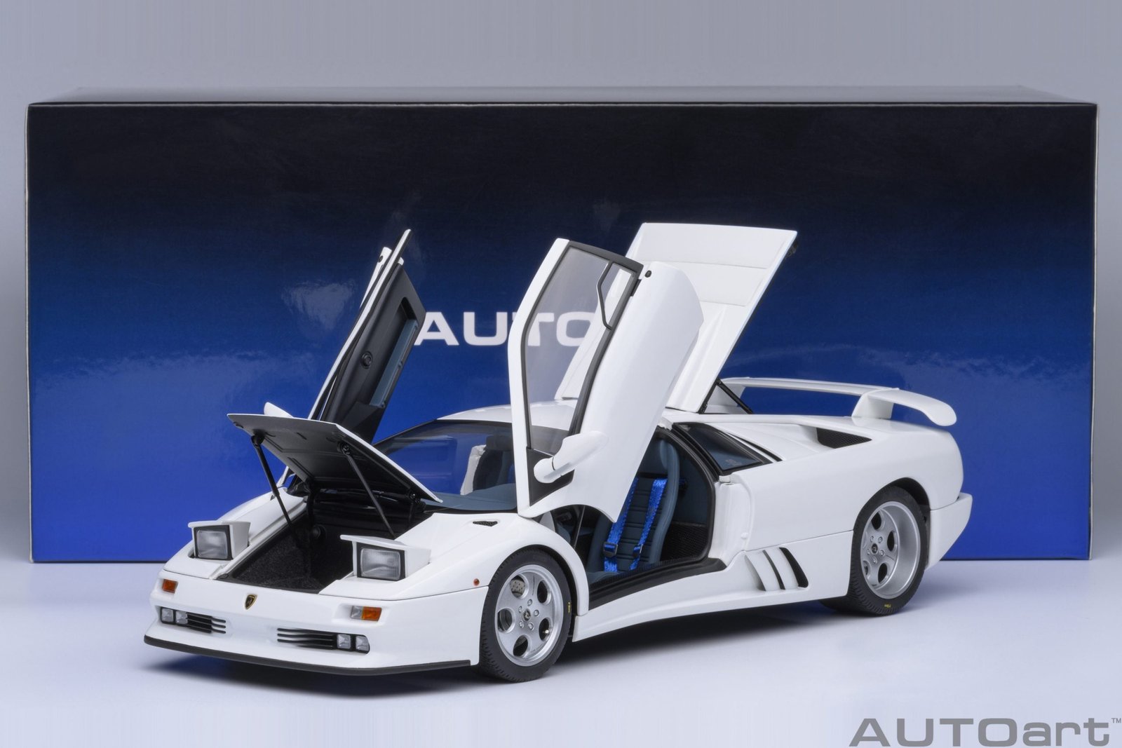 AUTOart 1995 Lamborghini Diablo SE30 Jota Impact White 1:18 – STM