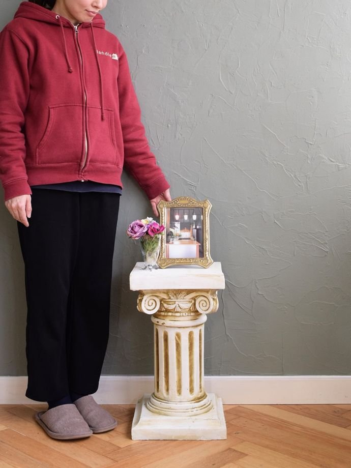 ヨーロッパ調の雰囲気漂うアンティーク風のおしゃれな花台（コラム