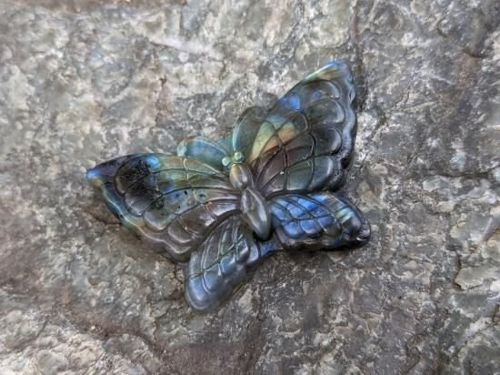 神秘的な虹色のシラー！！ マダガスカル産『ラブラドライト』 蝶