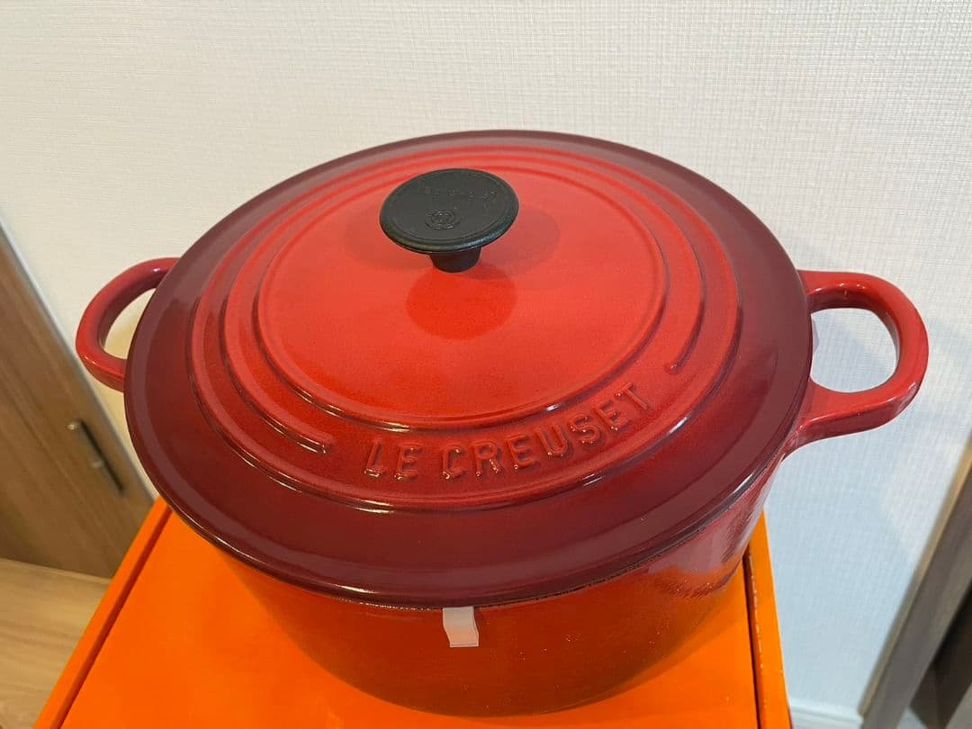 【新品・未使用】ル・クルーゼ　ココット・ロンド 22 cm チェリーレッド ギフトカード】ル・クルーゼ シグニチャーココット・ロンド 22cm
