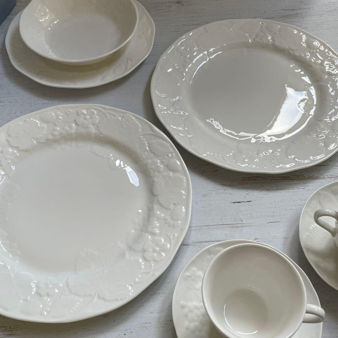 新品ブランド箱入りWEDGWOOD /ストロベリー＆バイン食器5点のペアセット