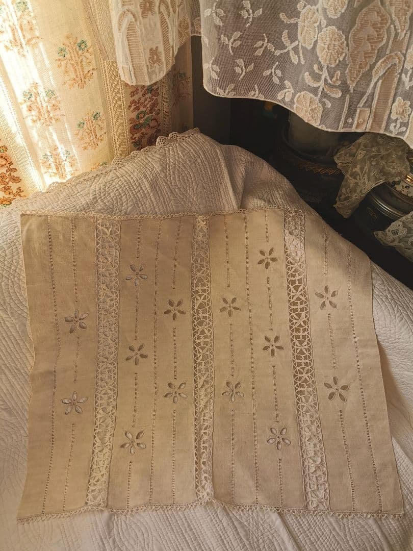 アンティーク フランス アイレット小花＆梯子刺繍 リネンクロス ボビンレース装飾 刺繍が可愛いフランスアンティーク、繊細なレースのスクエア型のクロス