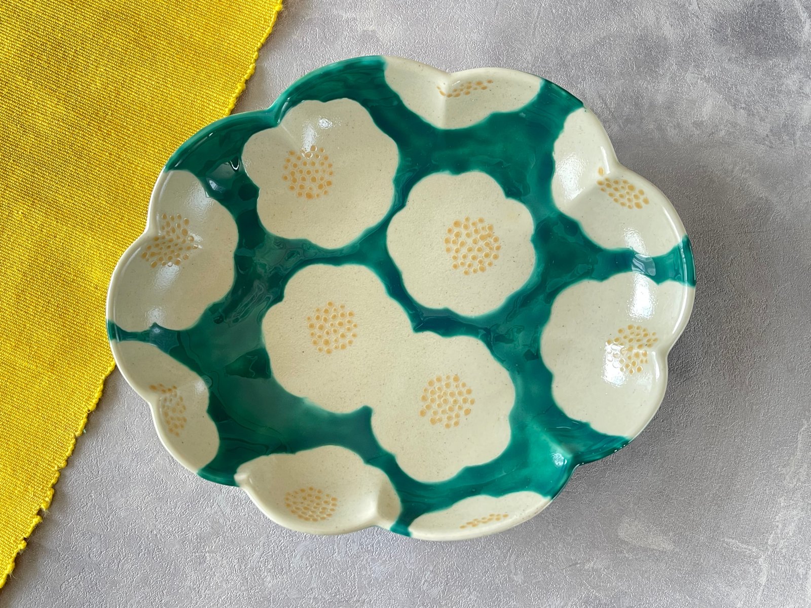 送料無料】有田焼 福泉窯 雲型楕円皿 / 緑交趾椿文 | FUCHIGAMI TOJIKI