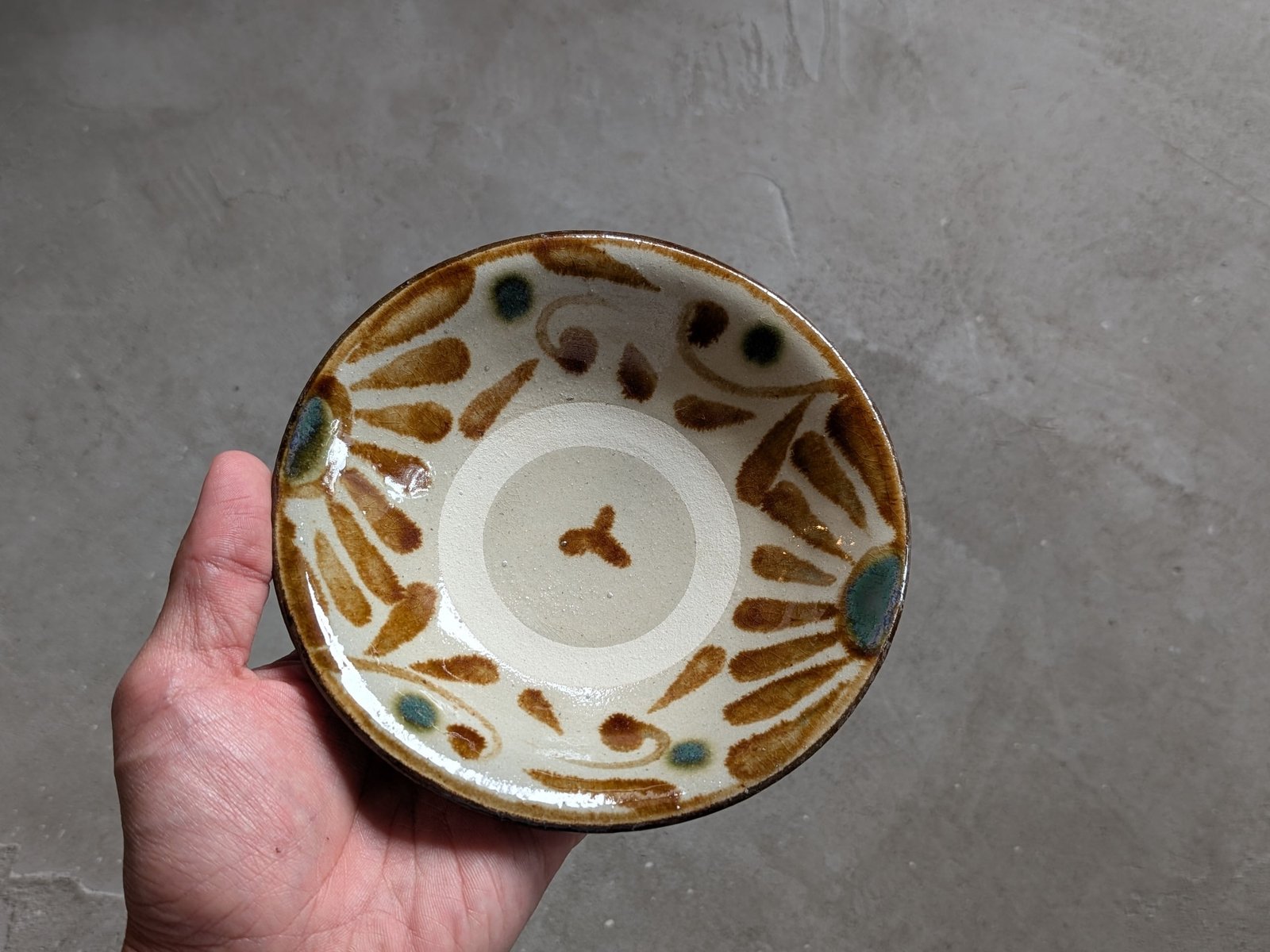 やちむん 5寸皿（唐草・3色） | 勝窯 | inoya | Basic Life Store