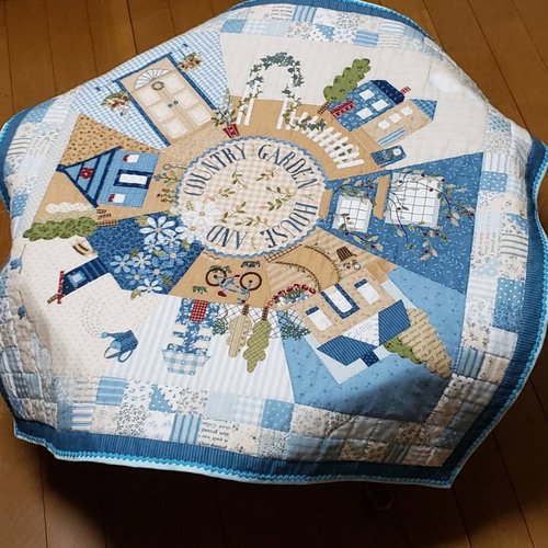 再々販☆キルトタペストリー「ハウス&カントリーガーデン｣(約72cm×72cm