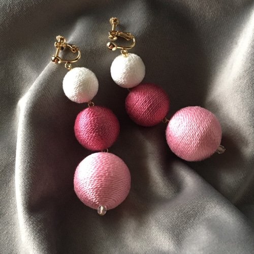 送料無料 3連ボンボンピアス／イヤリング ピアス（その他） ma*coron